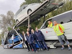 Gespendete Multivans werden auf einem LKW verladen